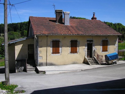 Façade postérieure et appentis vus de trois quarts. © Région Bourgogne-Franche-Comté, Inventaire du patrimoine