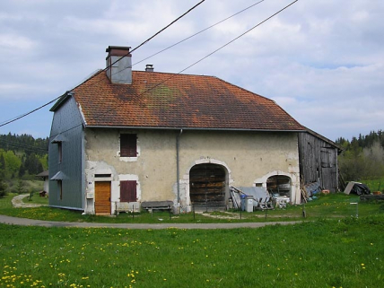 Façade antérieure et pignon sud-ouest vus de trois quarts. © Région Bourgogne-Franche-Comté, Inventaire du patrimoine