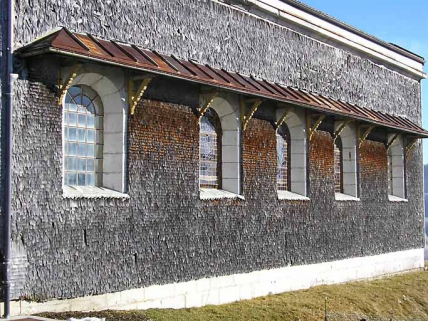 Façade tavaillonnée vue de trois quarts. © Région Bourgogne-Franche-Comté, Inventaire du patrimoine