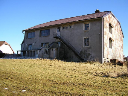 Façade postérieure et pignon sud-ouest vus de trois quarts. © Région Bourgogne-Franche-Comté, Inventaire du patrimoine