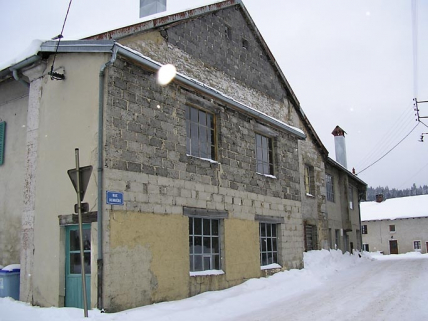 Façade latérale vue de trois quarts. © Région Bourgogne-Franche-Comté, Inventaire du patrimoine