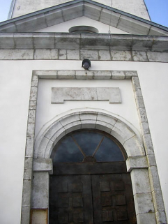 Porte antérieure et fronton. © Région Bourgogne-Franche-Comté, Inventaire du patrimoine