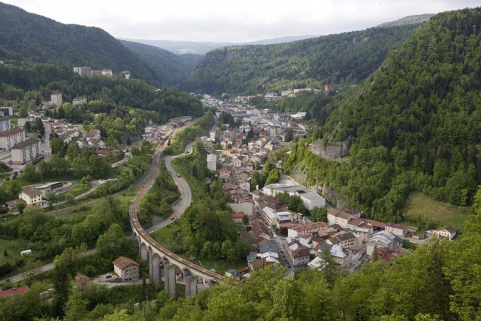 Vue d'ensemble de la voie et de la ville de Morez, depuis le viaduc des Crottes. © Région Bourgogne-Franche-Comté, Inventaire du patrimoine Vue d'ensemble de la voie et de la ville de Morez, depuis le viaduc des Crottes. © Région Bourgogne-Franche-Comté, Inventaire du patrimoine