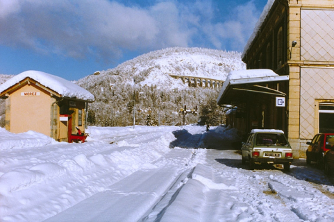 [La gare durant l'hiver 2000, côté bâtiment des voyageurs]. © Région Bourgogne-Franche-Comté, Inventaire du patrimoine