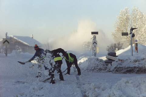 [Déneigement manuel d'un passage à niveau, en 2000]. © Région Bourgogne-Franche-Comté, Inventaire du patrimoine