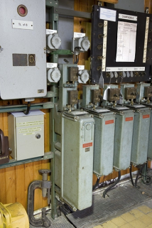 Commutateurs et boutons poussoirs de commande manuelle des passages à niveau. © Région Bourgogne-Franche-Comté, Inventaire du patrimoine