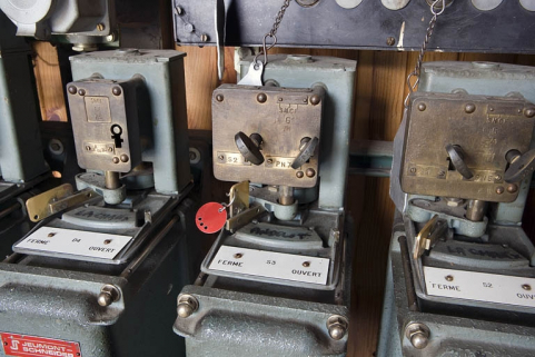 Petit dispositif en place sur la manette d'un commutateur. © Région Bourgogne-Franche-Comté, Inventaire du patrimoine
