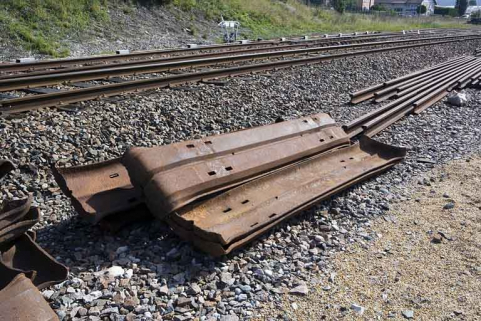Traverses doubles stockées en gare de Champagnole. © Région Bourgogne-Franche-Comté, Inventaire du patrimoine