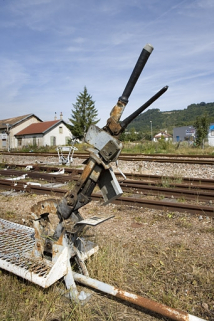 Levier de manoeuvre enclenché. Levier de taquets d'arrêt, pour certaines voies à l'ouest, à l'extrémité de la gare côté La Cluse. © Région Bourgogne-Franche-Comté, Inventaire du patrimoine