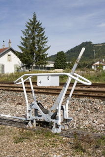 Levier de manoeuvre non enclenché. Levier d'appareil de voie des voies 4 et 8, à l'ouest, à l'extrémité de la gare côté La Cluse. © Région Bourgogne-Franche-Comté, Inventaire du patrimoine