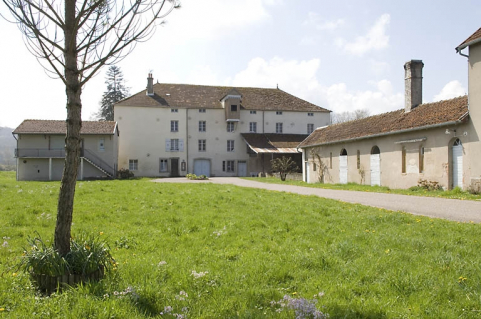 Façade antérieure et dépendances depuis l'entrée. © Région Bourgogne-Franche-Comté, Inventaire du patrimoine Façade antérieure et dépendances depuis l'entrée. © Région Bourgogne-Franche-Comté, Inventaire du patrimoine