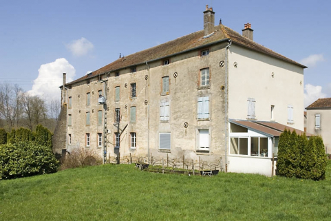 Façade postérieure vue de trois quarts arrière. © Région Bourgogne-Franche-Comté, Inventaire du patrimoine Façade postérieure vue de trois quarts arrière. © Région Bourgogne-Franche-Comté, Inventaire du patrimoine