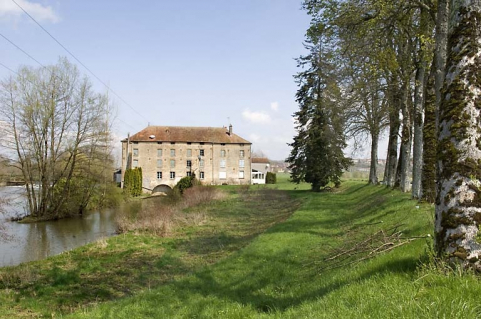 Vue d'ensemble depuis le sud-ouest. © Région Bourgogne-Franche-Comté, Inventaire du patrimoine Vue d'ensemble depuis le sud-ouest. © Région Bourgogne-Franche-Comté, Inventaire du patrimoine