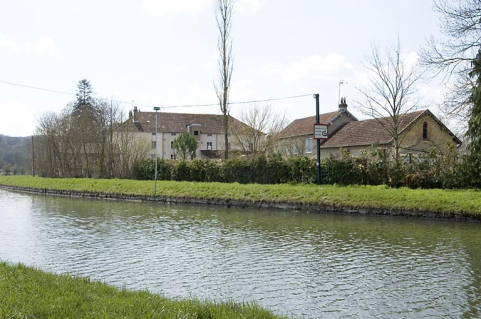 Vue d'ensemble depuis le sud. © Région Bourgogne-Franche-Comté, Inventaire du patrimoine Vue d'ensemble depuis le sud. © Région Bourgogne-Franche-Comté, Inventaire du patrimoine
