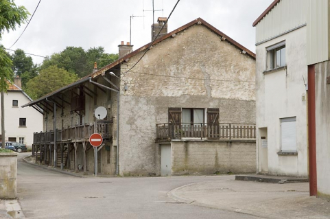 Logement ouvrier vu depuis le sud. © Région Bourgogne-Franche-Comté, Inventaire du patrimoine Logement ouvrier vu depuis le sud. © Région Bourgogne-Franche-Comté, Inventaire du patrimoine