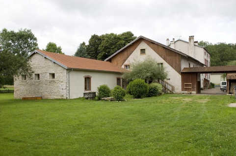 Vue d'ensemble depuis le nord-est. © Région Bourgogne-Franche-Comté, Inventaire du patrimoine Vue d'ensemble depuis le nord-est. © Région Bourgogne-Franche-Comté, Inventaire du patrimoine
