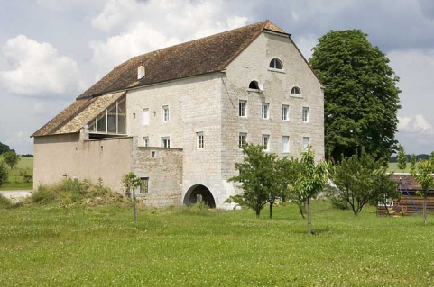 Vue d'ensemble depuis le sud-ouest. © Région Bourgogne-Franche-Comté, Inventaire du patrimoine Vue d'ensemble depuis le sud-ouest. © Région Bourgogne-Franche-Comté, Inventaire du patrimoine