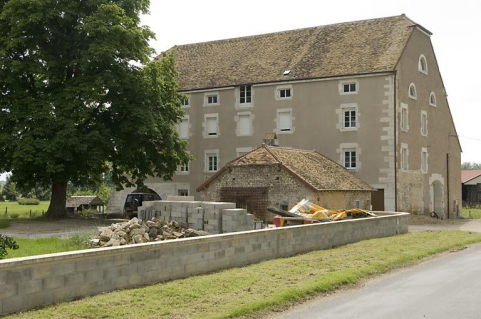 Vue du moulin depuis le nord-est. © Région Bourgogne-Franche-Comté, Inventaire du patrimoine Vue du moulin depuis le nord-est. © Région Bourgogne-Franche-Comté, Inventaire du patrimoine