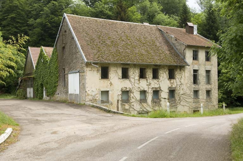 Vue d'ensemble depuis l'ouest. © Région Bourgogne-Franche-Comté, Inventaire du patrimoine Vue d'ensemble depuis l'ouest. © Région Bourgogne-Franche-Comté, Inventaire du patrimoine