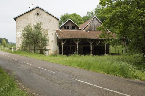 Vue d'ensemble depuis le sud. © Région Bourgogne-Franche-Comté, Inventaire du patrimoine Vue d'ensemble depuis le sud. © Région Bourgogne-Franche-Comté, Inventaire du patrimoine