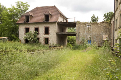Logement et bâtiment en ruine. © Région Bourgogne-Franche-Comté, Inventaire du patrimoine