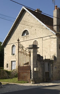 Grille du parc et pignon est du logement ouvrier. © Région Bourgogne-Franche-Comté, Inventaire du patrimoine