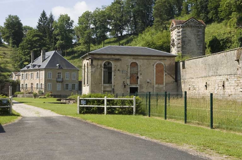Logement patronal, salle des machines et pigeonnier depuis le nord-ouest. © Région Bourgogne-Franche-Comté, Inventaire du patrimoine