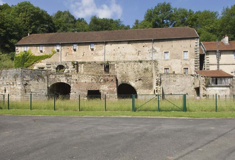 Halle à charbon et vestiges du haut fourneau. Vue de face. © Région Bourgogne-Franche-Comté, Inventaire du patrimoine