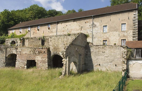 Halle à charbon et vestiges du haut fourneau. Vue de trois quarts. © Région Bourgogne-Franche-Comté, Inventaire du patrimoine