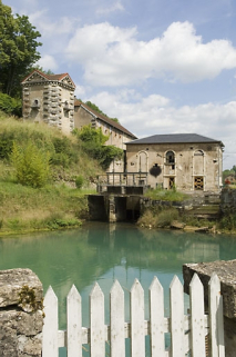 Pigeonnier, halle à charbon et salle des machines depuis la source de la Baignotte. © Région Bourgogne-Franche-Comté, Inventaire du patrimoine