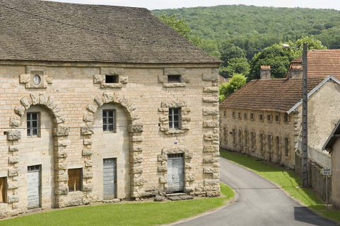 Magasin en quart de cercle et logement ouvrier est bordant la rue. © Région Bourgogne-Franche-Comté, Inventaire du patrimoine