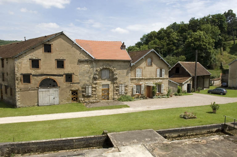 Façade sud du magasin industriel, de l'écurie et d'un logement. © Région Bourgogne-Franche-Comté, Inventaire du patrimoine