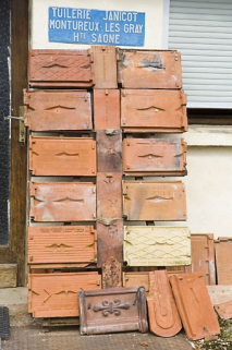 Présentoir de tuiles mécaniques et tuiles plates. © Région Bourgogne-Franche-Comté, Inventaire du patrimoine