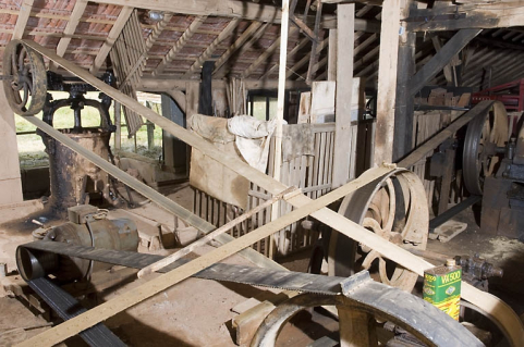 Système de transmission par courroies aux machines de production. © Région Bourgogne-Franche-Comté, Inventaire du patrimoine