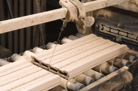 Chariot de la mouleuse-étireuse. Découpage par fil. © Région Bourgogne-Franche-Comté, Inventaire du patrimoine