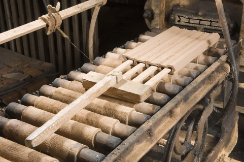 Chariot de découpe de la mouleuse-étireuse. Enlèvement d'une brique creuse. © Région Bourgogne-Franche-Comté, Inventaire du patrimoine