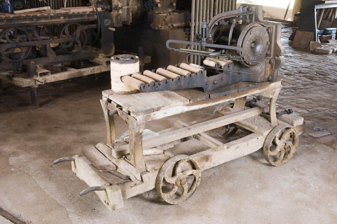Mouleuse-étireuse pour tuiles sur son chariot découpeur. © Région Bourgogne-Franche-Comté, Inventaire du patrimoine