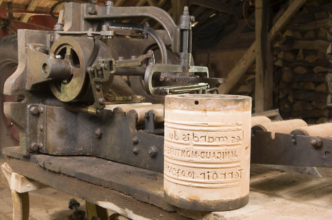 Mouleuse-étireuse pour tuiles et rouleau servant de matrice. © Région Bourgogne-Franche-Comté, Inventaire du patrimoine