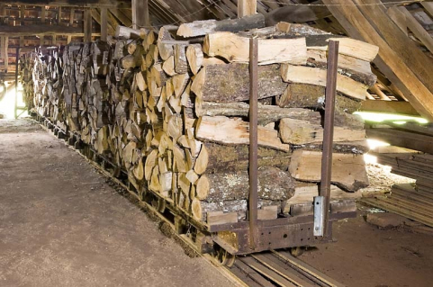 Pièce de séchage. Wagonnets chargés de bois. © Région Bourgogne-Franche-Comté, Inventaire du patrimoine