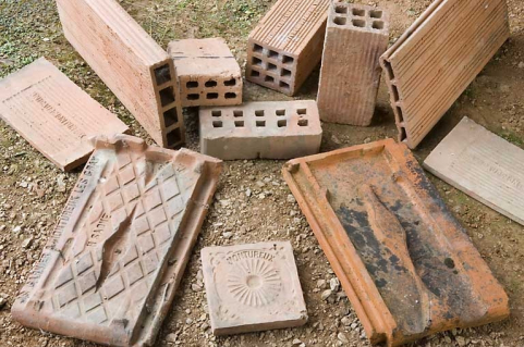 Carreaux, briques et tuiles produites dans l'établissement. © Région Bourgogne-Franche-Comté, Inventaire du patrimoine