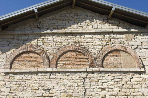 Logement (?) nord. Détail d'arcatures sur le pignon. © Région Bourgogne-Franche-Comté, Inventaire du patrimoine