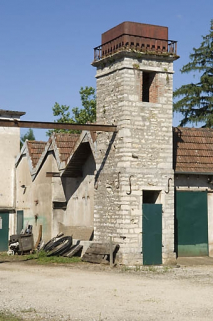 Magasin et réservoir industriel (?) vus de trois quarts. © Région Bourgogne-Franche-Comté, Inventaire du patrimoine