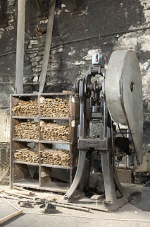 Atelier est. Stock de manches d'outils et presse à arcade Perla (Besançon). © Région Bourgogne-Franche-Comté, Inventaire du patrimoine