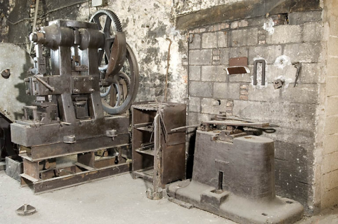 Atelier est. Découpoir et machine à couder Marquise (barres de fer). © Région Bourgogne-Franche-Comté, Inventaire du patrimoine