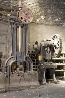 Atelier est. Marteau-pilon Delinotte (Paris) et presse "col de cygne". © Région Bourgogne-Franche-Comté, Inventaire du patrimoine