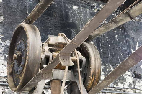 Atelier est. Marteau-pilon. Détail de la transmission supérieure par poulies et courroies. © Région Bourgogne-Franche-Comté, Inventaire du patrimoine