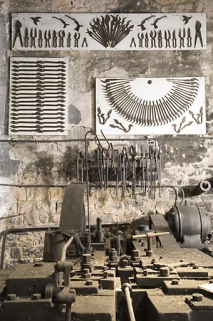 Atelier est. Machine à refouler et panneaux de présentation de sécateurs. © Région Bourgogne-Franche-Comté, Inventaire du patrimoine
