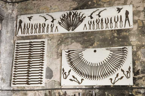 Atelier ouest. Panneaux de présentation de sécateurs. © Région Bourgogne-Franche-Comté, Inventaire du patrimoine