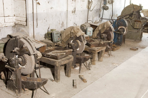 Atelier ouest. Meuleuses. © Région Bourgogne-Franche-Comté, Inventaire du patrimoine
