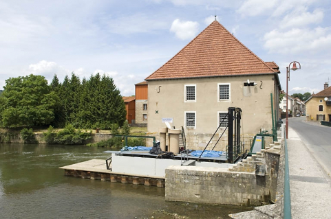 Groupe-bulbe de la centrale hydroélectrique et façade sud du moulin. © Région Bourgogne-Franche-Comté, Inventaire du patrimoine Groupe-bulbe de la centrale hydroélectrique et façade sud du moulin. © Région Bourgogne-Franche-Comté, Inventaire du patrimoine